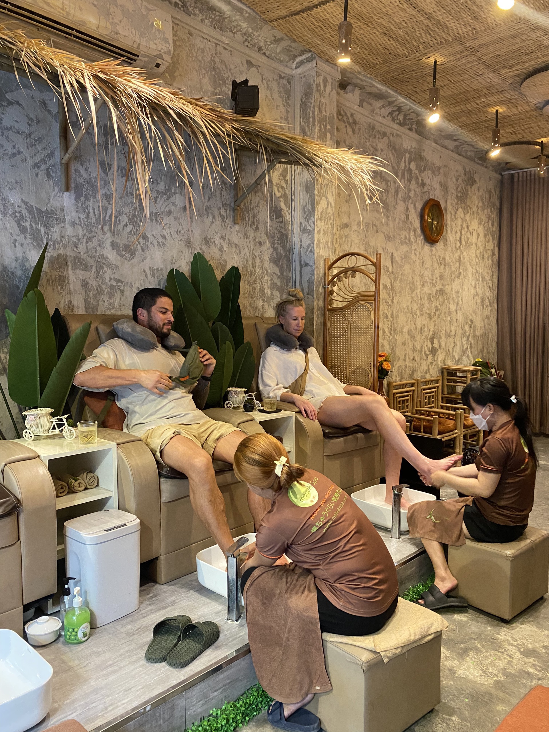 Massage trị liệu đi kèm các gói dịch vụ combo tại mebuki spa